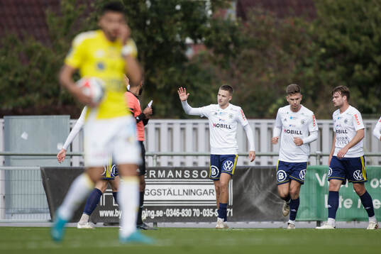 Ängelholms André Gustafson jublar efter 0-1