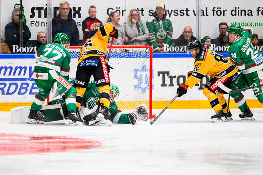 Luleås Pontus Andreasson och Rögles målvakt Arvid Holm