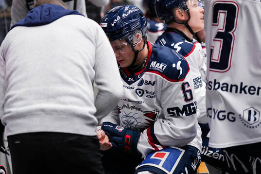 Linköpings Mattias Hävelid har ont