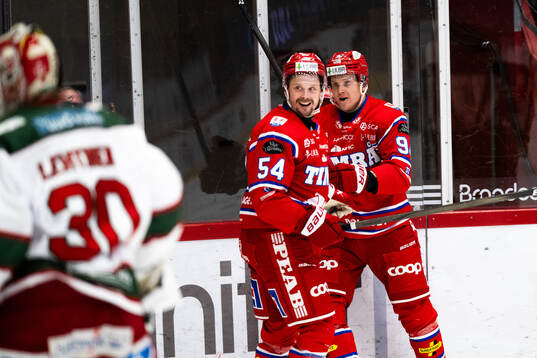 Timrås Sebastian Hartmann och Jonathan Dahlén jublar