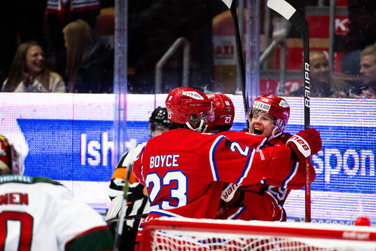 Timrås Filip Hållander jublar