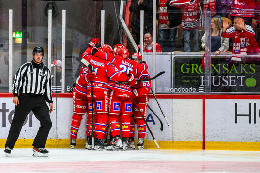 Timrås Magnus Pääjärvi jublar med lagkamrater