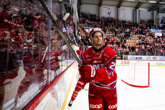 Timrås Filip Hållander jublar