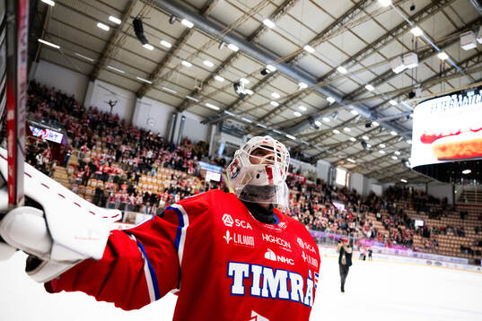 Timrås målvakt Jacob Johansson jublar