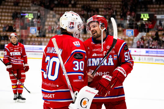 Timrås målvakt Jacob Johansson och Anton Lander jublar