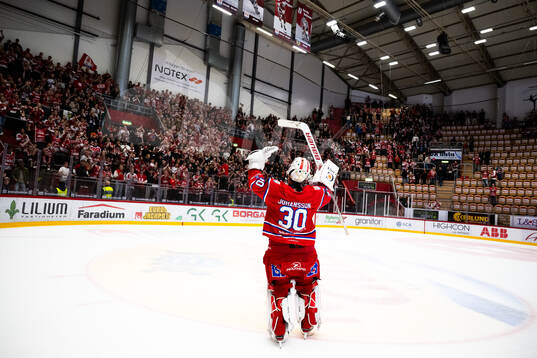 Timrås målvakt Jacob Johansson jublar