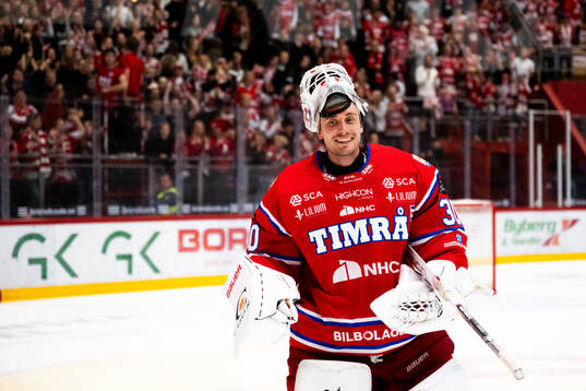 Timrås målvakt Jacob Johansson jublar