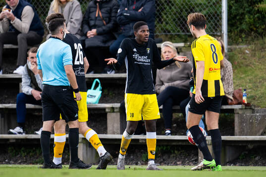 Malmö Citys Kelvin Marwa Jamhuli Kabiti och Bunkeflos Jacob Pressing