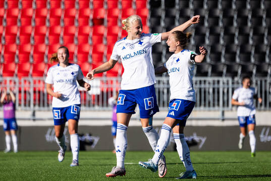 IFK Norrköpings Wilma Leidhammar jublar med Fanny Andersson efter 0-1