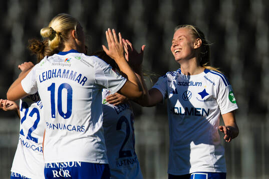 IFK Norrköpings Wilma Leidhammar gör 0-1 och gratuleras av lagkamrater