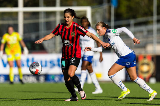 Brommapojkarnas Julia Olsson jagas av IFK Norrköpings Elsa Burvall