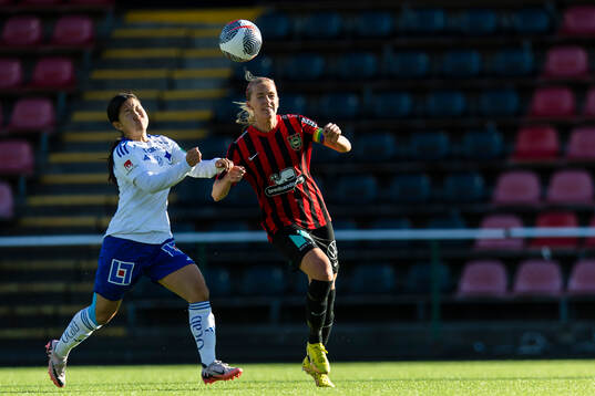 IFK Norrköpings Viktoria Veber i kamp om bollen med