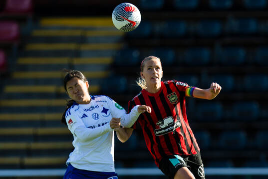 IFK Norrköpings Viktoria Veber i kamp om bollen med