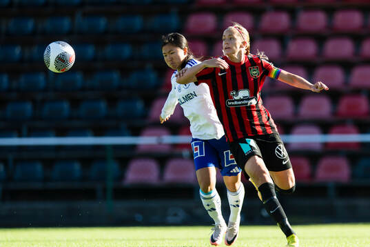 IFK Norrköpings Viktoria Veber i kamp om bollen med