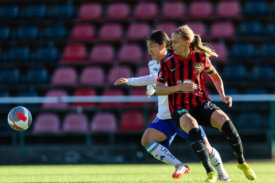 IFK Norrköpings Viktoria Veber i kamp om bollen med