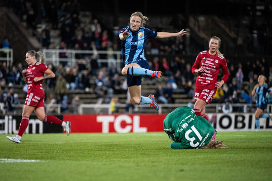 Djurgårdens Mimmi Larsson och Piteås målvakt Samantha Leshnak Murphy