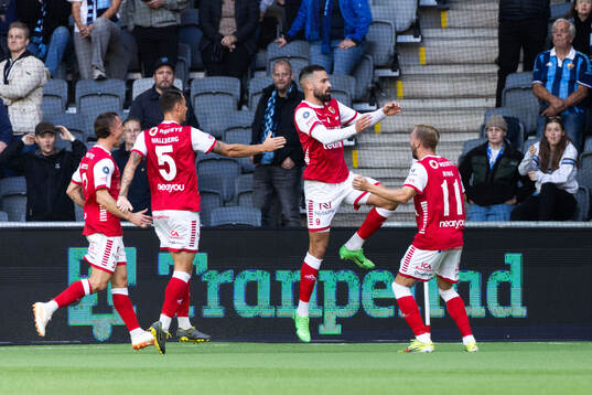 Kalmars Dino Islamovic jublar med Jonathan Ring efter 0-1