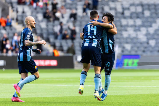 Djurgårdens Keita Kosugi jublar med Besard Sabovic efter 1-1