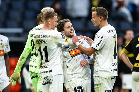 Häckens Adam Lundkvist jublar med Julius Lindberg och Marius Lode