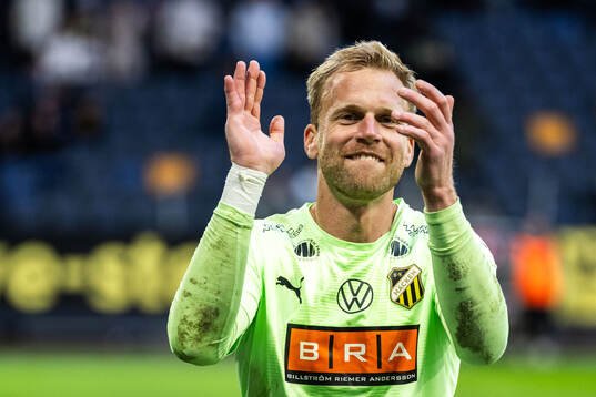 Häckens målvakt Peter Abrahamsson jublar