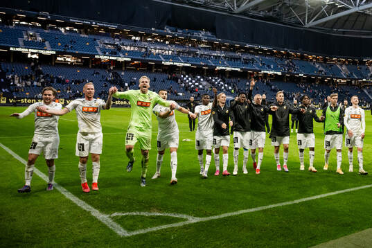 Häckens spelare jublar