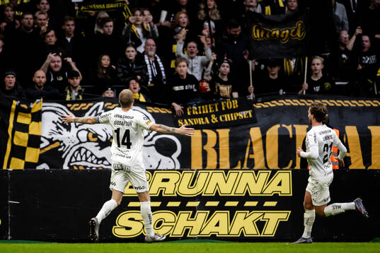 Häckens Simon Gustafson jublar efter 0-1
