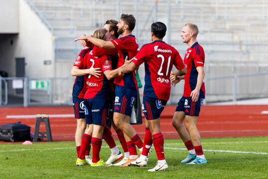 Östers Daniel Ljung jublar med lagkamrater