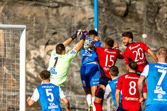 IK Oddevolds Armin Ibrahimovic boxar en hörna