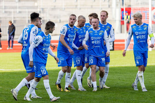 IK Oddevolds Assad Al Hamlawi jublar med lagkamrater