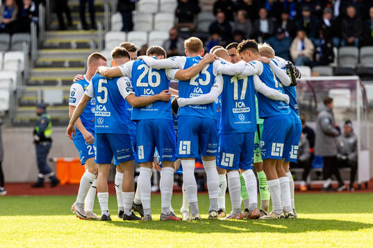 IK Oddevolds  spelare laddar för match