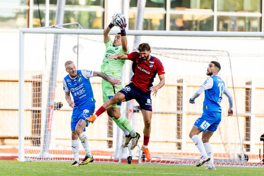 IK Oddevolds Armin Ibrahimovic räddar ett inlägg före