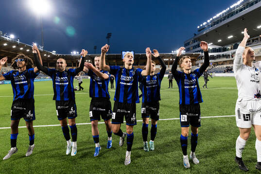 Sirius Malcolm Jeng, Saba Mamatsashvili, Andreas Murbeck, Yousef Salech, Andreas Pyndt Andersen och Marcus Lindberg  jublar