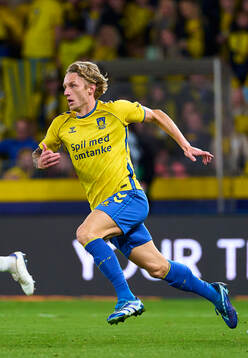  Fotboll, Danska Ligan, Bröndby - Midtjylland: BRONDBY, DENMARK - OCTOBER 06: Daniel Wass of Brondby IF in action during the Danish 3F Superliga match between Brondby IF and FC Midtjylland at Brondby Stadion on October 6, 2024 in Brondby, Denmark. (