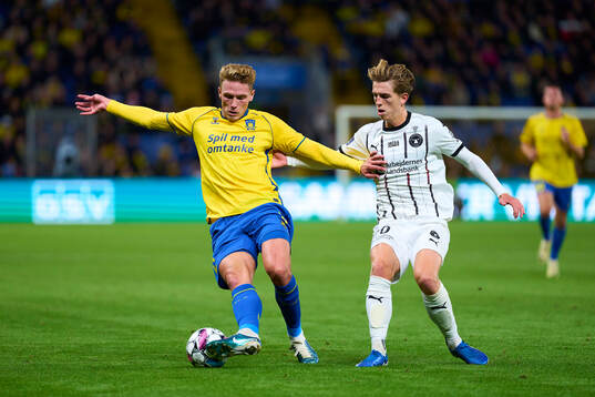  Fotboll, Danska Ligan, Bröndby - Midtjylland: BRONDBY, DENMARK - OCTOBER 06: Sebastian Sebulonsen of Brondby IF and Valdemar Byskov of FC Midtjylland compete for the ball during the Danish 3F Superliga match between Brondby IF and FC Midtjylland at Brondby Stadion on October 6, 2024 in Brondby, Denmark. (