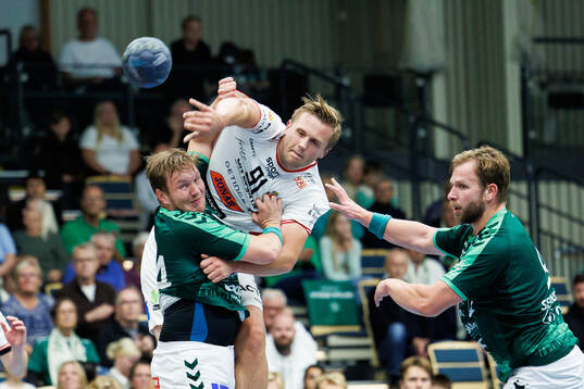 Varbergs Filip Andersson Moberg och Jonathan Lind i kamp med Drott Halmstads Johan Petersson