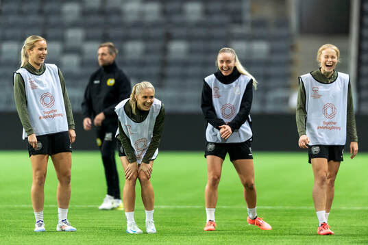 Eva Nyström, Alice Carlsson, Anna Jøsendal and Julie Blakstad of Hammarby at a training session