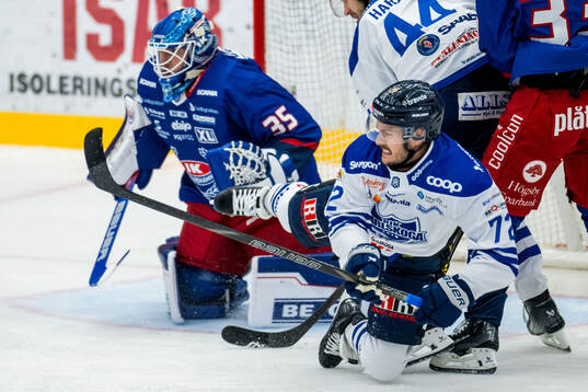 Oskarshamns målvakt Emil Kruse och Karlskogas Viktor