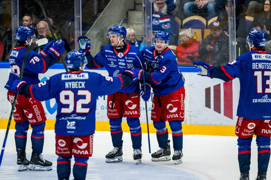 Oskarshamns Filip Sveningsson jublar med lagkamraterna