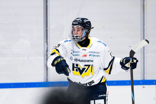 HV71s Julia Nearis jublar