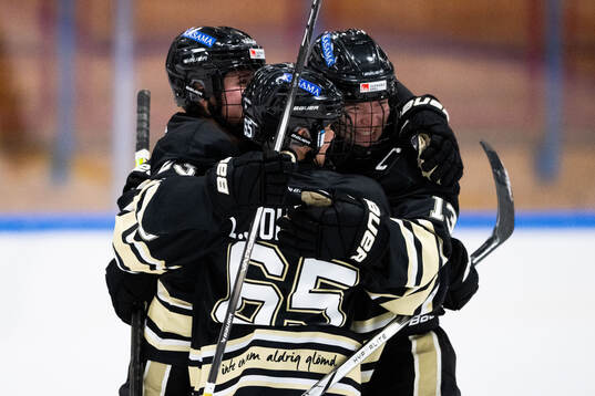 SDEs Emma Bergesen jublar med Lisa Johansson och Lotti