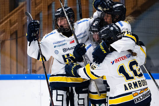 HV71s Elin Svensson jublar med Emmi Rakkolainen, Rachel