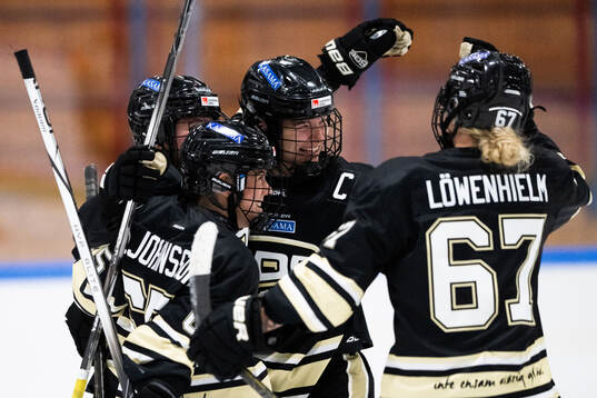 SDEs Emma Bergesen jublar med Lisa Johansson, Lotti Odnoga