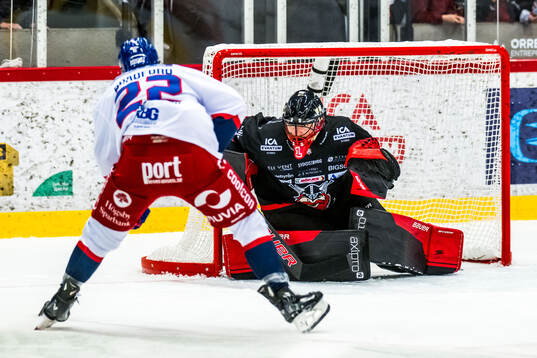 IK Oskarshamns Erik Reed Bradford och Nybros målvakt Tex