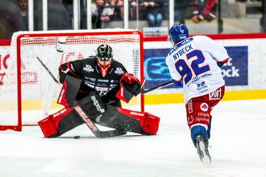 IK Oskarshamns Zion Nybeck avgör straffläggningen med ett