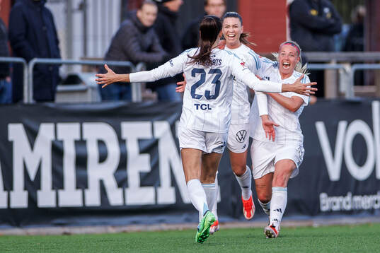 Djurgårdens Pauline Hammarlund jublar med Beata Kollmats och Therese Åsland efter 0-1