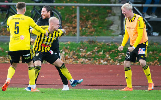IFK Hässleholms matchhjälte Alexander Sjöström jublar