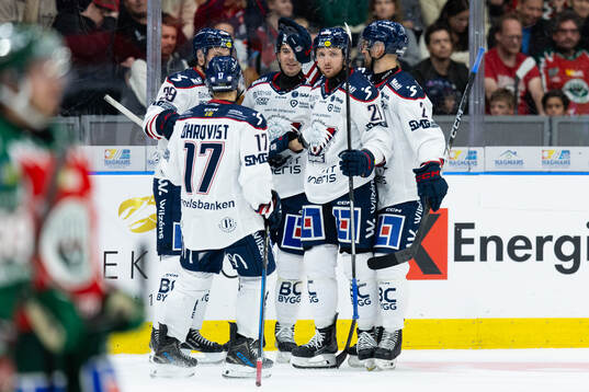 Linköpings Ty Rattie jublar med lagkamrater