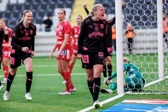 Häckens Elma Junttila Nelhage jublar efter 5-1