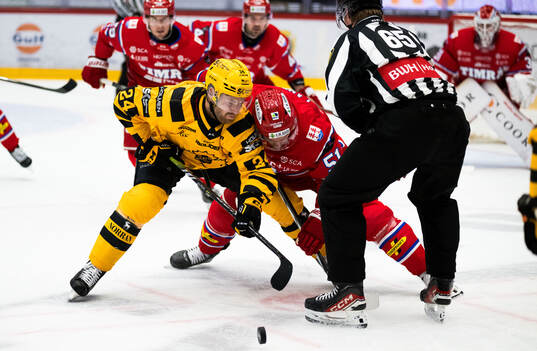Skellefteås Oscar Lindberg och Timrås Anton Lander