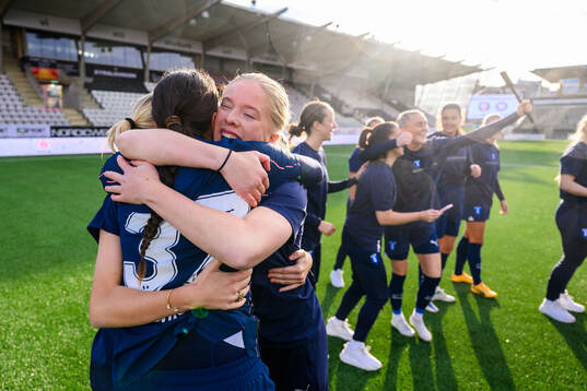 Malmö FFs spelare jublar över avancemanget till Damallsvenskan